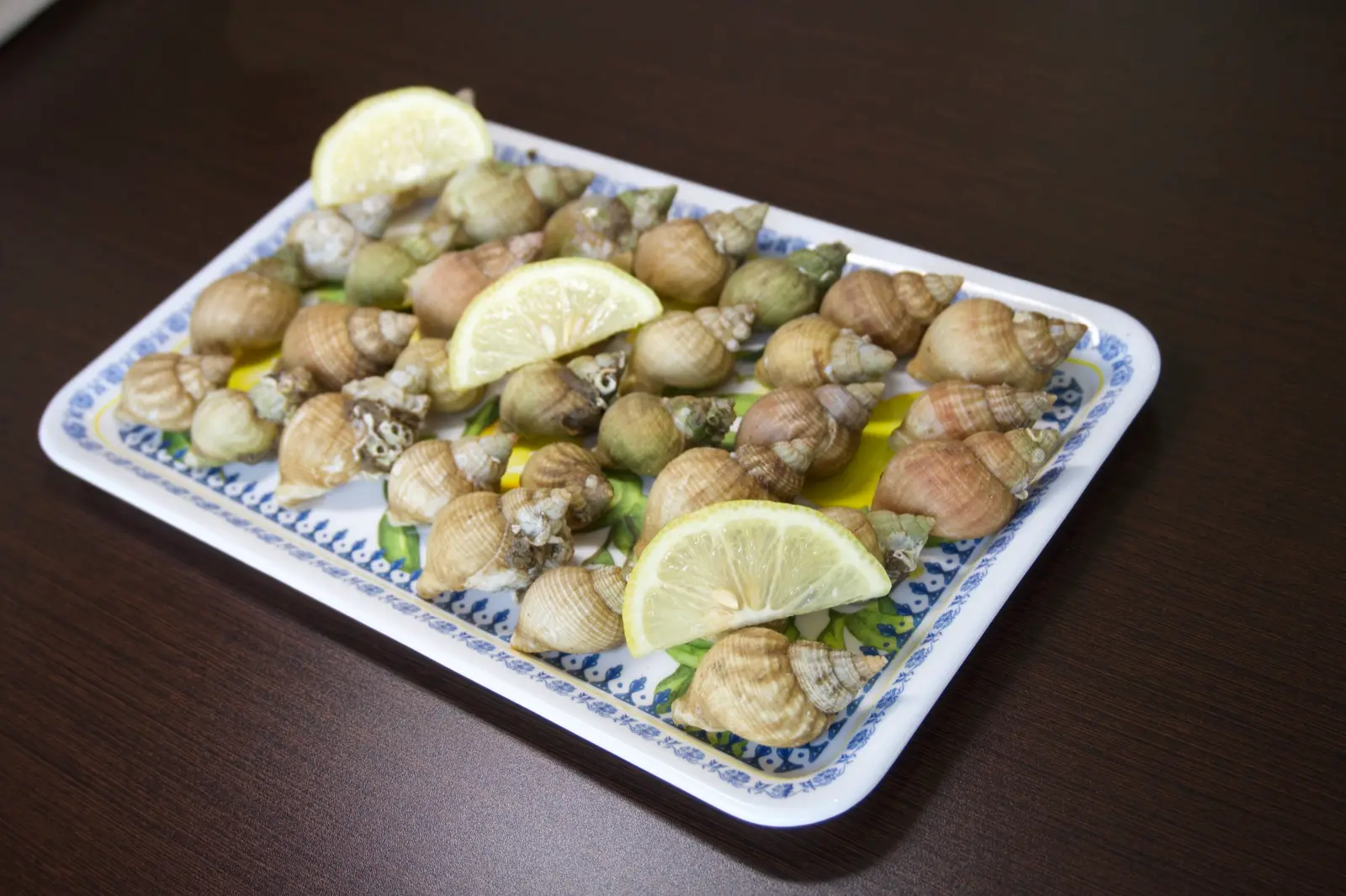 Búzios cozidos ao natural com limão