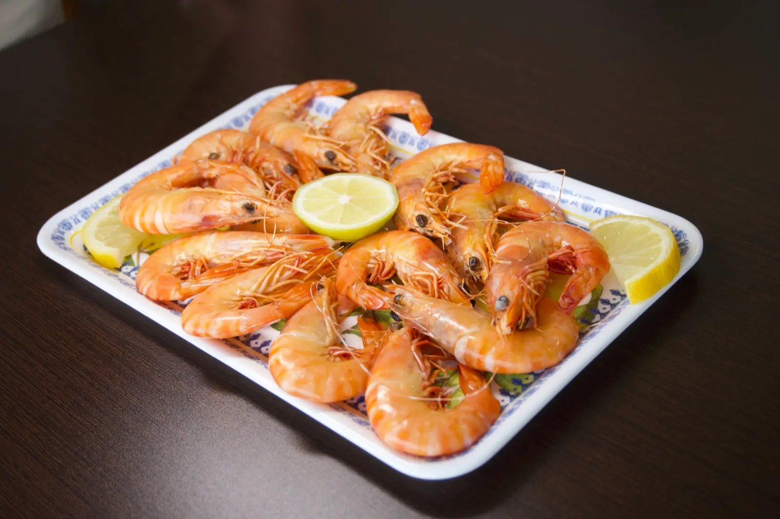 Travessa de gambas cozidas com limão