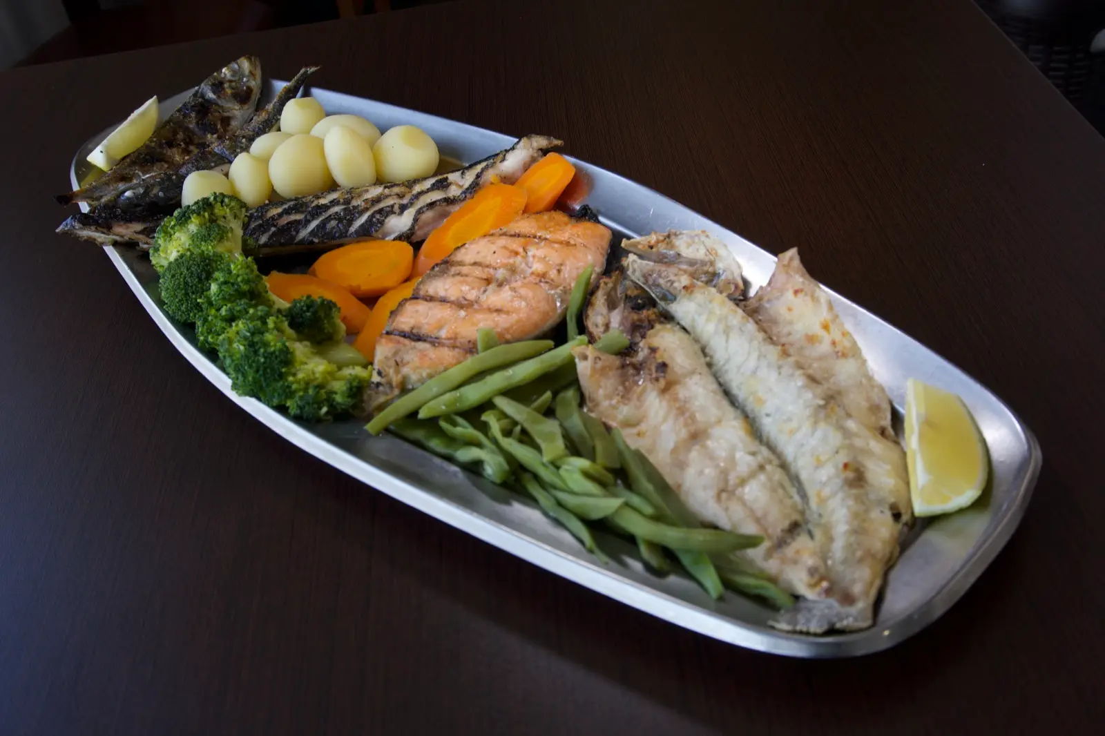 Travessa de peixe grelhado variado com legumes
