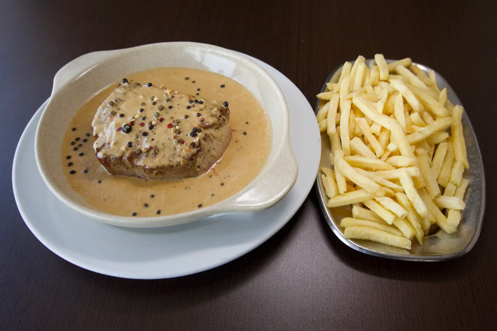 Bife à pimenta com batata frita