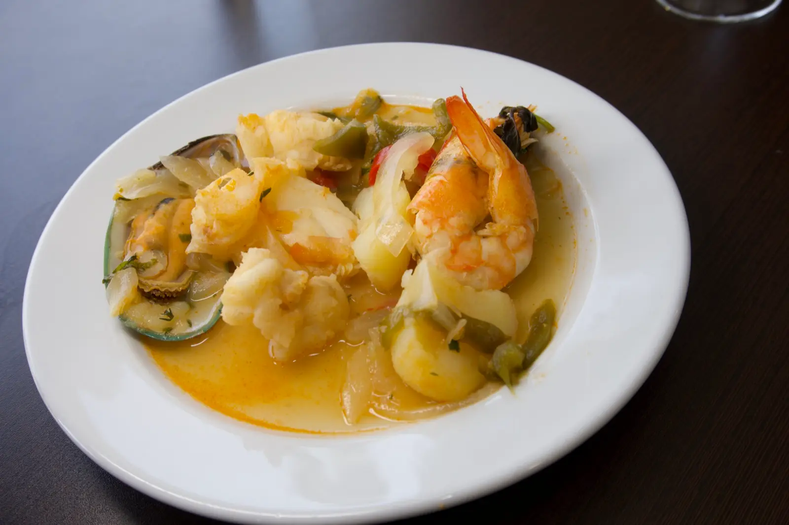 Caldeirada de marisco com gambas e mexilhão