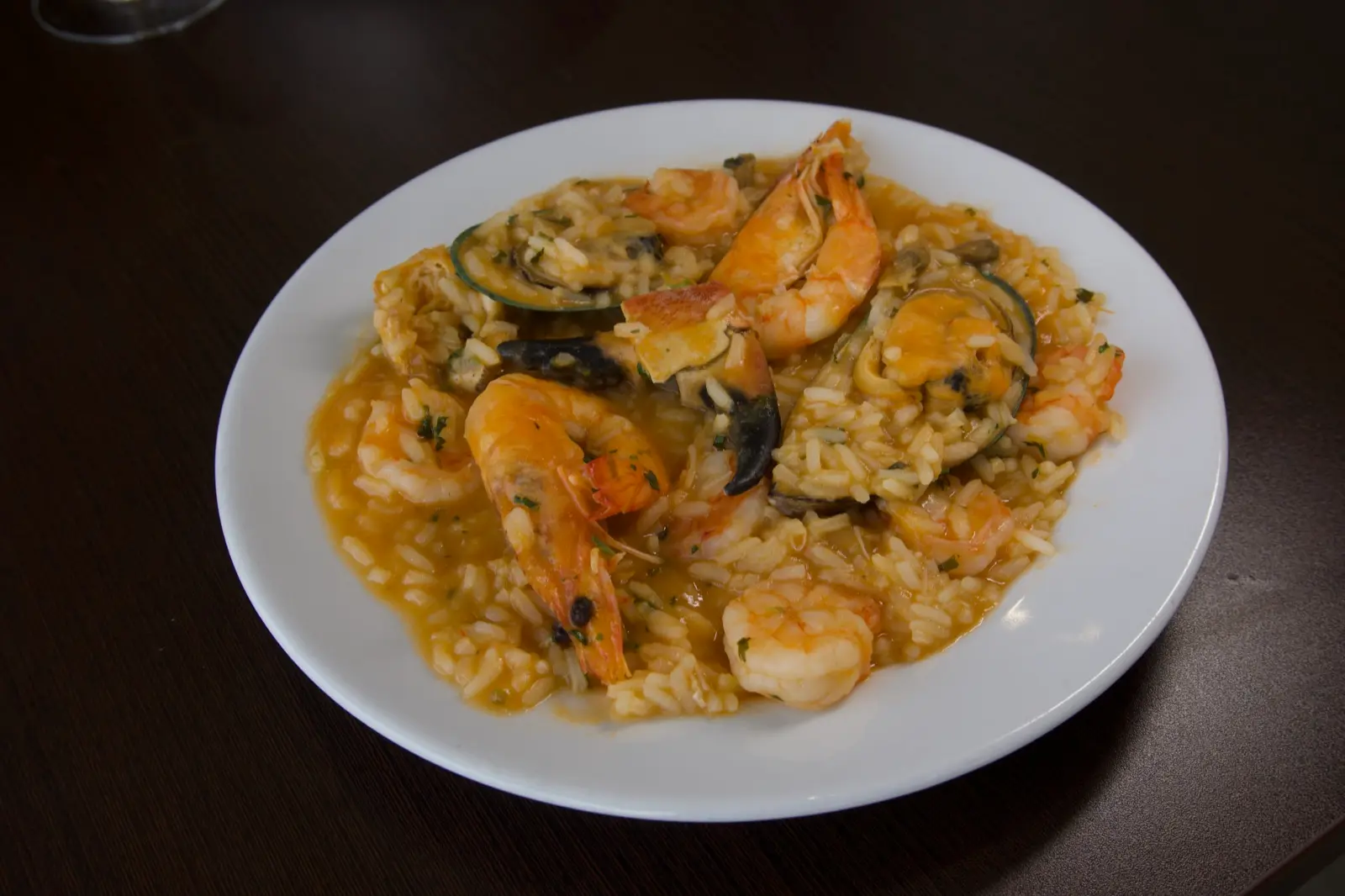 Prato de arroz de marisco com gambas, mexilhão e camarão