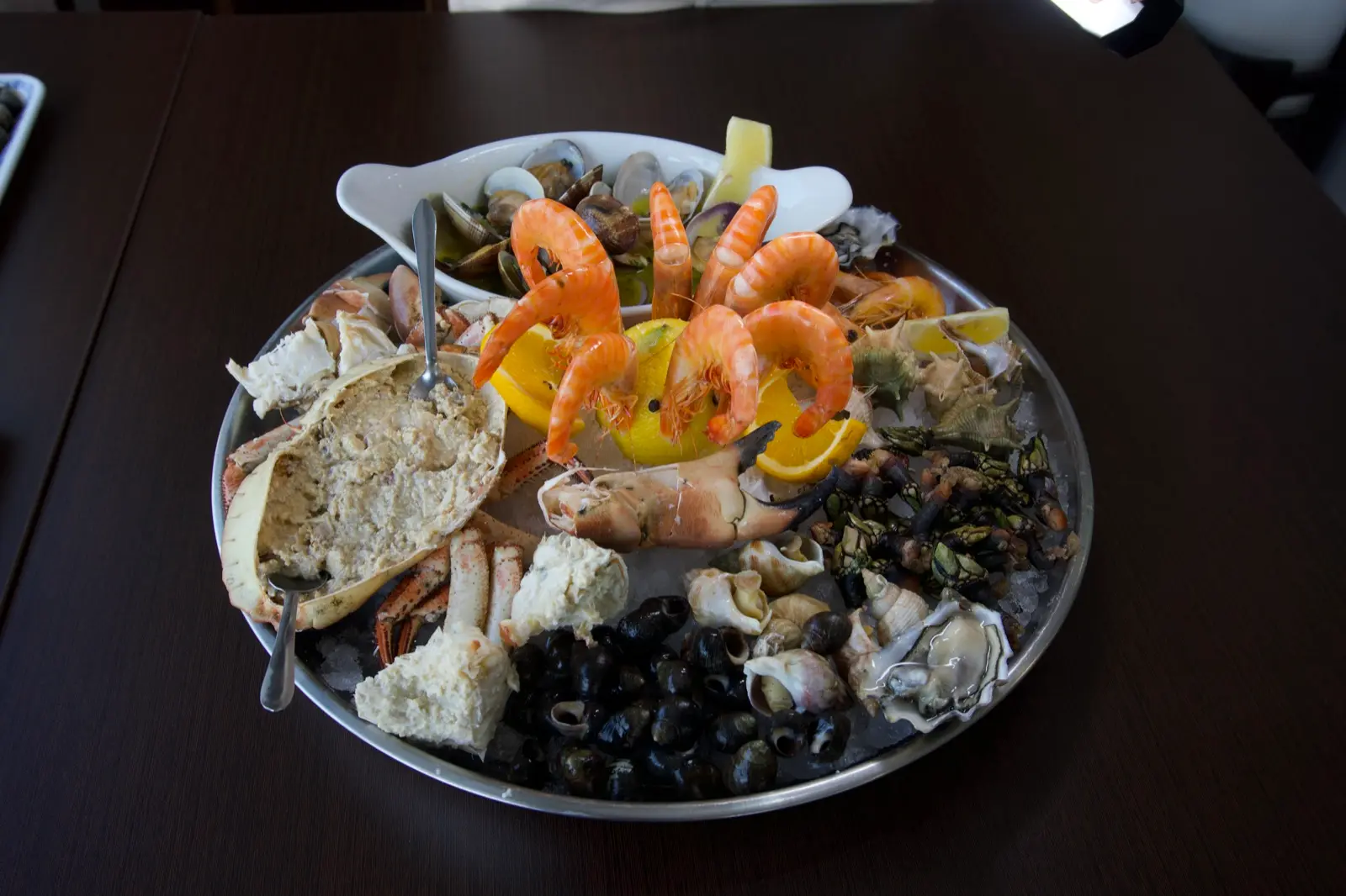Travessa de mariscada variada com sapateira, gambas e percebes