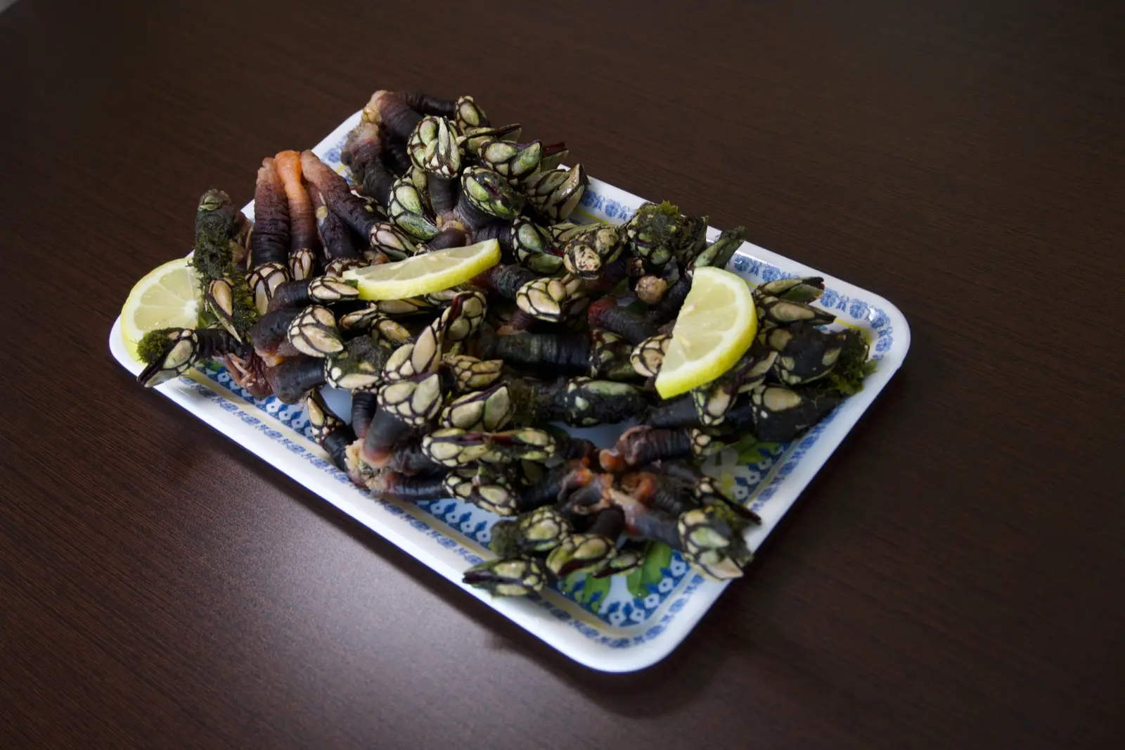 Percebes cozidos servidos com limão